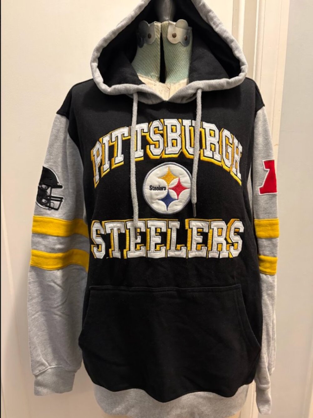NFL Pittsburgh Steelers Embroidered Logo Heavy Hoodie Pullover Medium